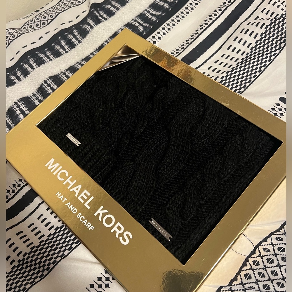 NWT Michael kors hat and scarf set - quilted